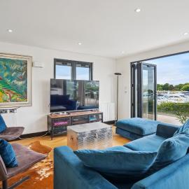 Luxury Lodge River Thames - Beautiful Marina Views - By Tempstay, hotel Dorneyben