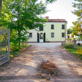 Borgo Tarapino Campagna, hotel u Ferari