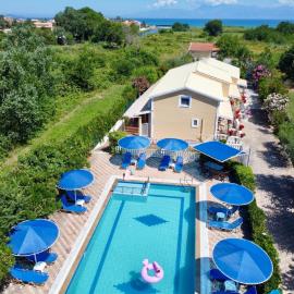 Villa Eleni Holidays Resort - Private Pool for Groups 10-20 guests، فندق في Karousádes