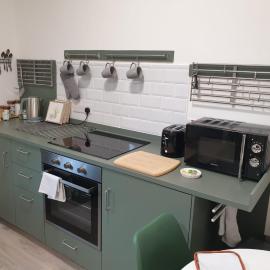 Modern Two-Bedroom Apartment Near River with Free Parking & WiFi, hotel in Dumfries