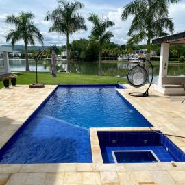 Casa con piscina y BBQ en Lagos del Peñón Girardot