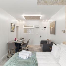 TWO BEDROOM STUNNING APARTMENT IN THE HEART OF PORTSEA ISLAND - FREE WiFi - FLAT SCREEN SMART TV - WALKING DISTANCE TO GUNWHARF AND MAIN TRANSPORT ROUTES- PERFECT FOR COUPLES AND CONTRACTORS