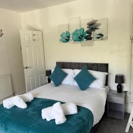 Elegant 3-Bedroom Home For groups & Families, Patio, Fast Wi-Fi & Parking, hotel in Loughborough