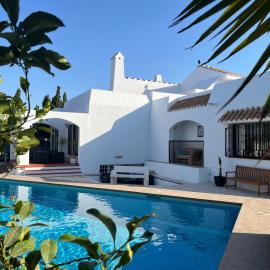 Villa de los Osos - 3min Walk To The Beach & Club De Golf Playa Serena, Entire House, Chalet With XXL Private Pool & Gym, hotel in Roquetas de Mar