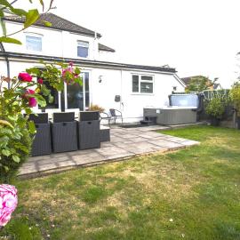 Dolphin Retreat close to Beaches and Harbour