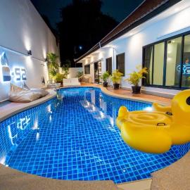 B52 Pool Villa Pattaya