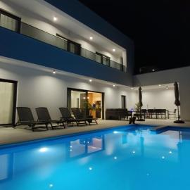 Villa Basini 5km from the centre of Split,Heated pool، فندق في سولين