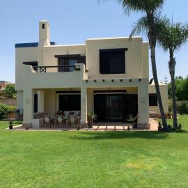 Serene Escape 4 Bedrooms Villa - Hacienda Red, hotel in Mājid Abū Zayd