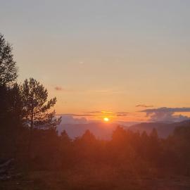 Gullingen Cabin with views, hotel em Bergjord