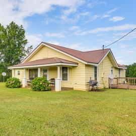 BBQ Ready: Delta Country Home on 30 Acres, hotel di Delta