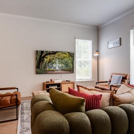 Savvy Retreat Pooler King Bed Gym Pool, hotel Savannahban