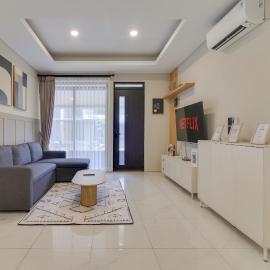 Villa Punawangi With Jacuzzi & Playstation 5, hotel u gradu Gantungan