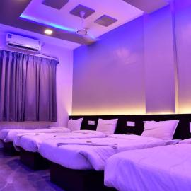 Hotel President Palace, Akkalkot, хотел в Akalkot