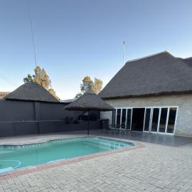 WhyNot Restaurant & Guest Lodge, hotel in Bloemhof