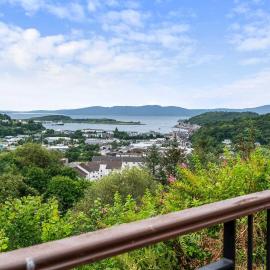 Spacious 4BD Home with Stunning Oban Views, отель в Обане