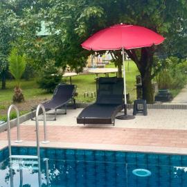 Senima's paradise - Pool & Cottages, hotel in Batumi