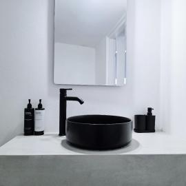 Suites with Shared Garden Sougia، فندق في Moní
