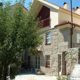 casa do meio da vila suites, hotel u gradu 'Loriga'