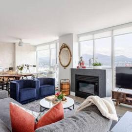 Luxury 2 Bed 2 Bath Condo Downtown Vancouver with Free Parking