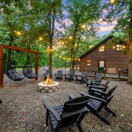 Viesnīca Sleeps 16, Hot Tub, Game Room, Pets, Firepit, Secluded, 2 acres pilsētā Brokenbo