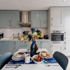 Step Free 2 Bed 2 bath Oasis Flat Close to David Lloyd Gym with Fully Equipped Kitchen& Parking in Dartford Mins from station and 45 mins into Central London