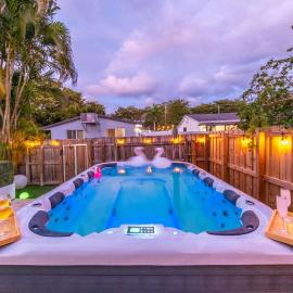 4BR Hollywood Villa 3 min to Beach, Heated 12-Person Jacuzzi, Game Room and BBQ