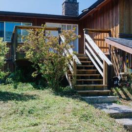 Serene 3BR Cabin on 8 Acre Farm, ξενοδοχείο σε Mission
