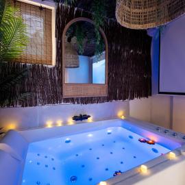 La Suite Balinaise avec Balnéo privative، فندق في إنيبونت