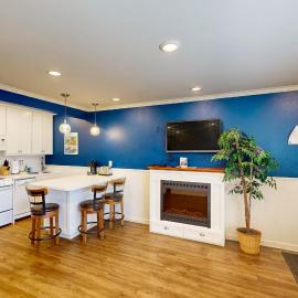 Modern and Colorful Condo Right Next to Beach – hotel w mieście Neskowin