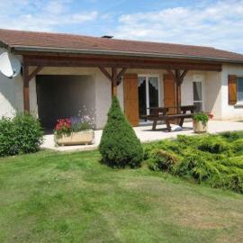 Gîte de plain-pied avec terrasse, proche port et station thermale, idéal pour familles - FR-1-589-24, hotel in Fontenoy-le-Château