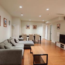 Bright 3-Bedroom Basement Suite with Separate Entrance, hotel din Burnaby