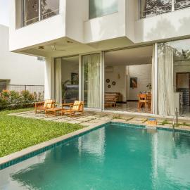 La Agueda by The Blue Kite - 2BHK Luxury Villas, 10 mins to Candolim Beach & 5 mins to Casino with Private Pool, Fully Equipped Kitchen, Garden, 24x7 Security & WiFi, hotel in Nerul