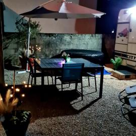Caravane Zen & Jacuzzi proche des grottes de Bèze，貝茲的飯店