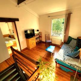 Charming brickyard cottage near a lock