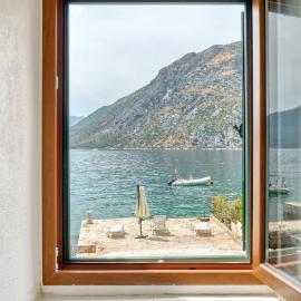 Waterfront house with private dock by MN Property, hotel di Dobrota