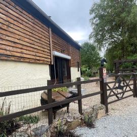 Chambres d'Hôtes de la forge piscine et spa، فندق في Oradour-Saint-Genest