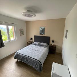 Chambre Le Faucon Chambre cosy calme et jacuzzi-Etablissement les gîtes de la perle de Vouglans-، فندق في Cernon