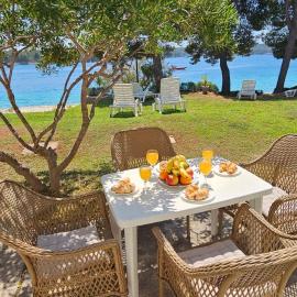 Beach front with Swimming Pool, Illyria Resort Apt 102