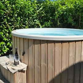 Luxe Tinyhouse Saffraan met privé hottub, Hotel in Meerssen