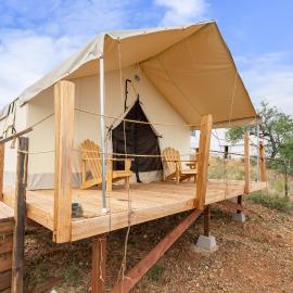 Settle Into a Cozy Old West Cabin Tent Escape, hotel sa Tombstone