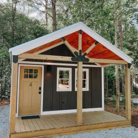 Cabin #4 Studio with Kitchenette, hotel in Hartwell