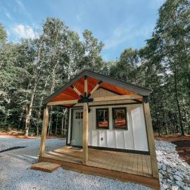 Cabin #9 One Bedroom with Kitchenette, hotel in Hartwell