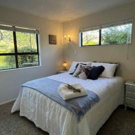 Rose Cottage - private suite - bedroom, lounge, bathroom and kitchenette, hotel a Clevedon