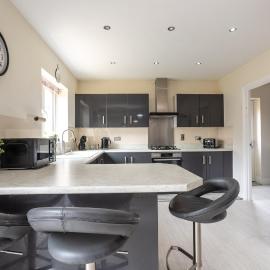 Boyton House Sleeps 14 Long Stays Parking Wi-Fi, khách sạn ở Swindon