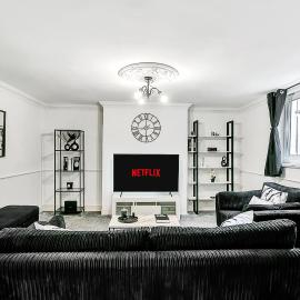 Spacious Modern Beachfront Apartment with Parking, hotel in Portsmouth