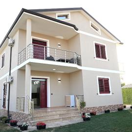 Fly Rooms, hotel a Krujë