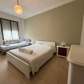 LOVELY APARTMENT WiTH TERRACE NEAR MILAN, hotel en Bresso