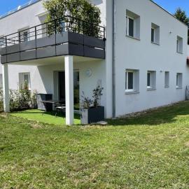 T2 cosy avec terrasse et jardin à Belley, viešbutis mieste Belė