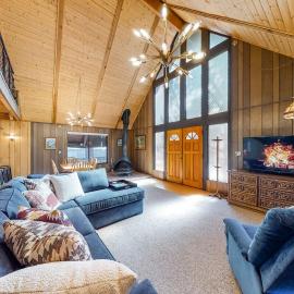 Pinewood Haus ~ Beautiful & Convenient 1960s Cabin w/ Wood Stove, near Skiing & Lake Attractions, hotel a Big Bear City