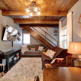 The Summit at Sherwood ~ Dog-friendly cabin with fenced yard, patio, grill, & furnished deck, hotel i Big Bear City